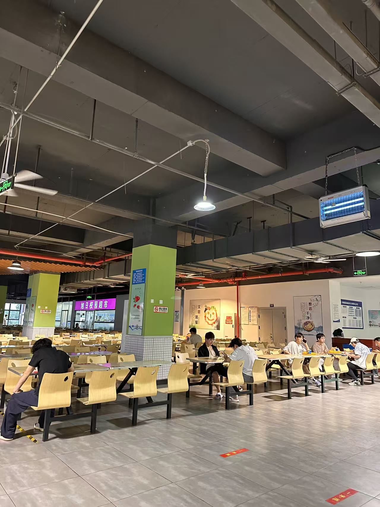 校园第一食堂精品小吃街